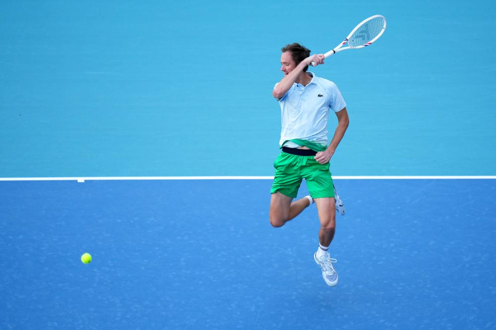 被罚下2人后输球！皇马电视台愤怒：内格雷拉制造的裁判